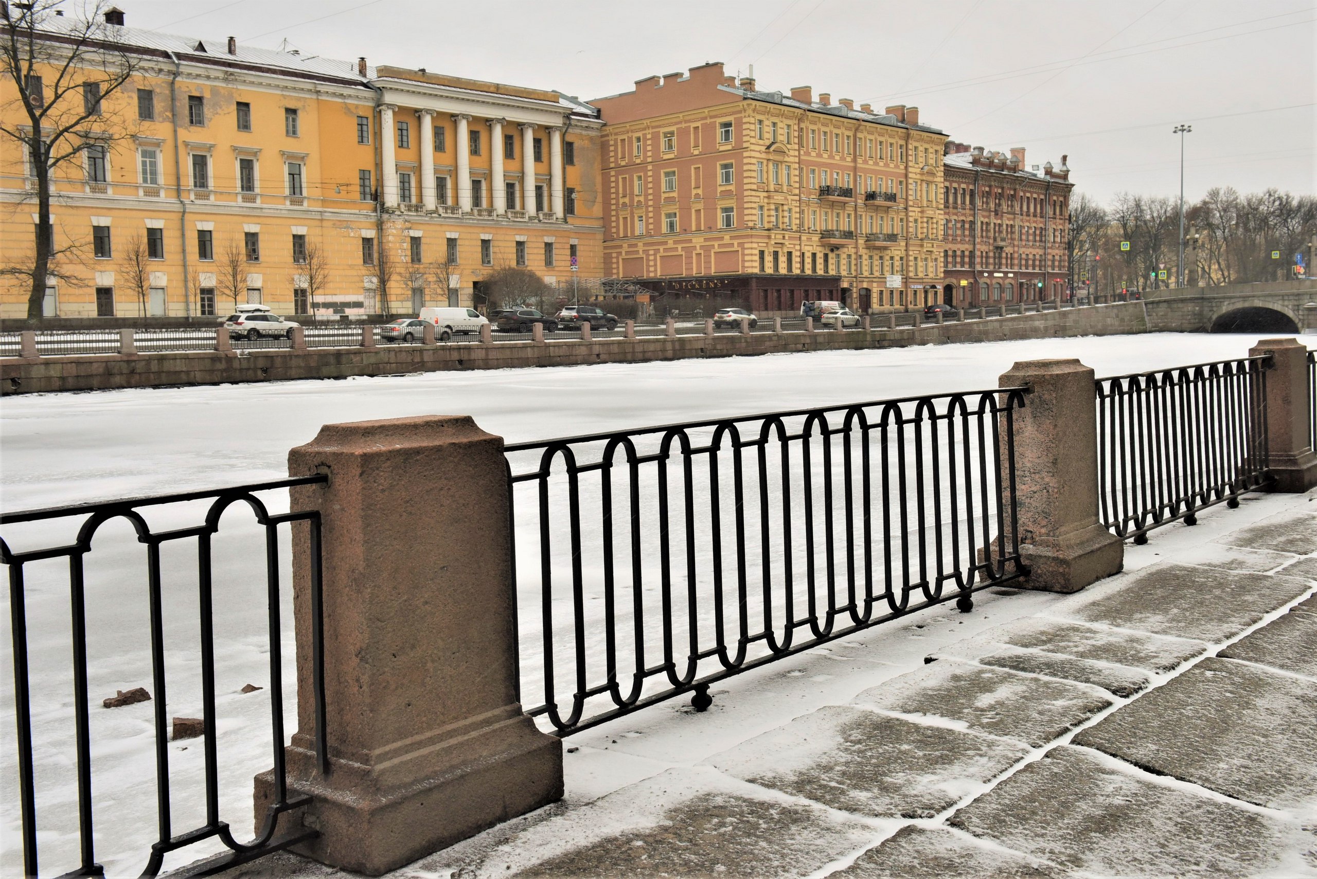 Специалисты СПб ГБУ «Мостотрест» завершили работы по восстановлению звеньев решетки набережной реки Фонтанки у дома 88. Секци...