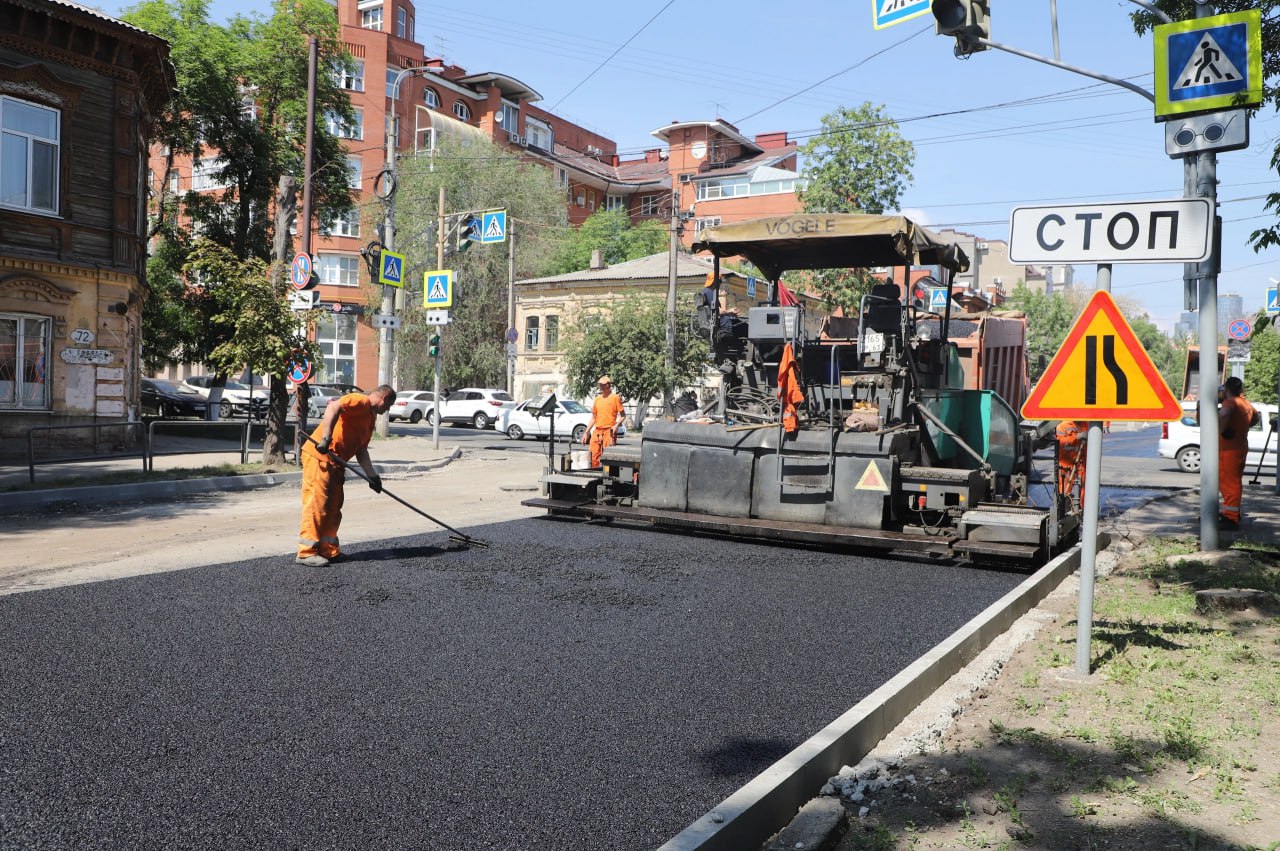 Нацпроект «Безопасные качественные дороги»:на последнем участке проезжей части по улице Садовойукладывают новое покрытиеНа дв...