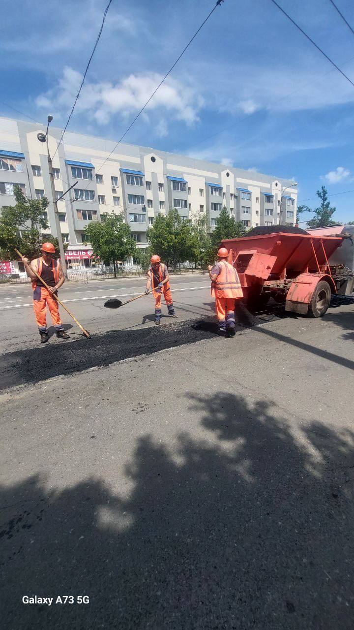 Выполняем текущий ремонт дорожного покрытия по улице Артёма и площади Привокзальной в Киевском районе