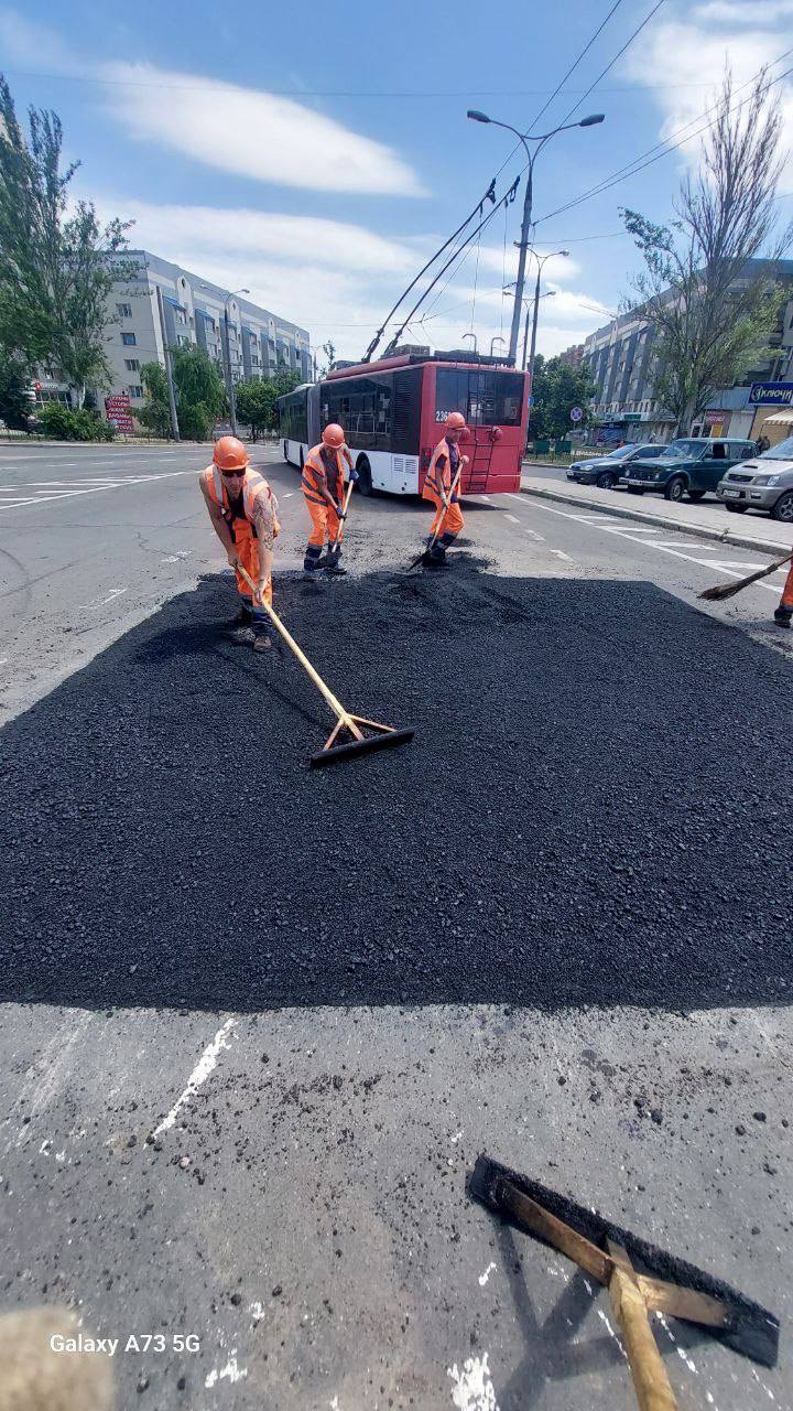 Выполняем текущий ремонт дорожного покрытия по улице Артёма и площади Привокзальной в Киевском районе