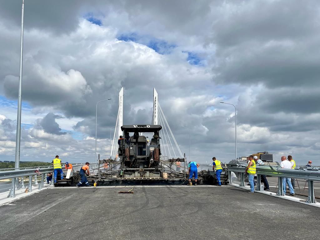 Последние метры асфальтобетона уложены на мосту через реку Оку на М-12На 4-м этапе скоростной дороги М-12 Москва – Нижний Нов...