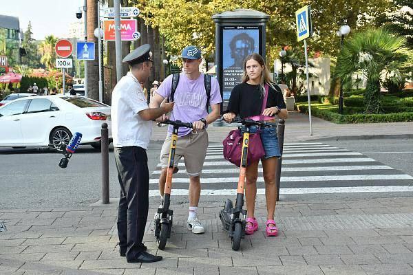 В Сочи ремонт по нацпроекту «Безопасные качественные дороги» ведется с учетом требований доступной средыНа курорте пятый год...