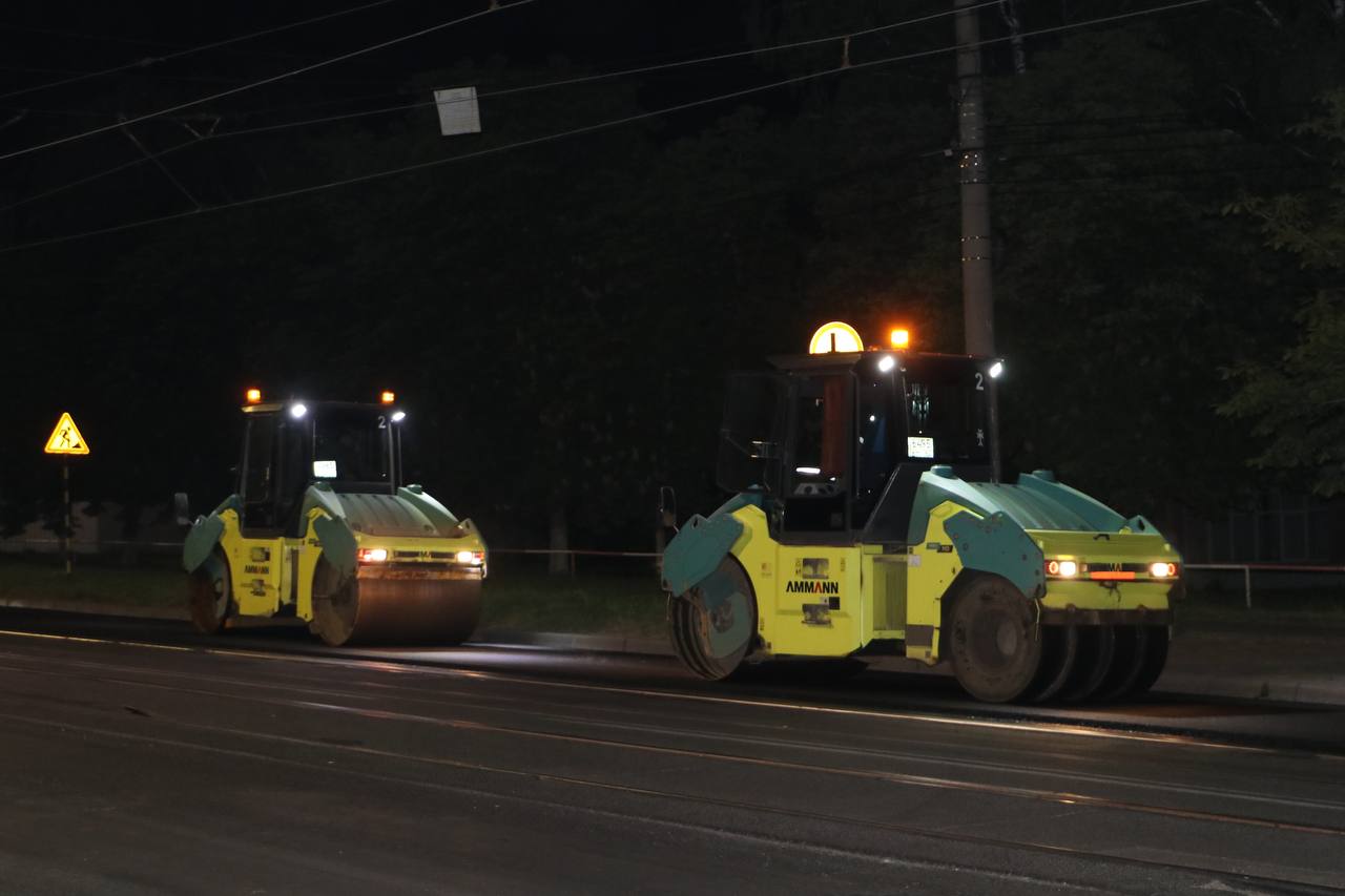 В Курске ведется ремонт автомобильной дороги на улице СумскойСпециалисты подрядной организации приводят в нормативное состоян...