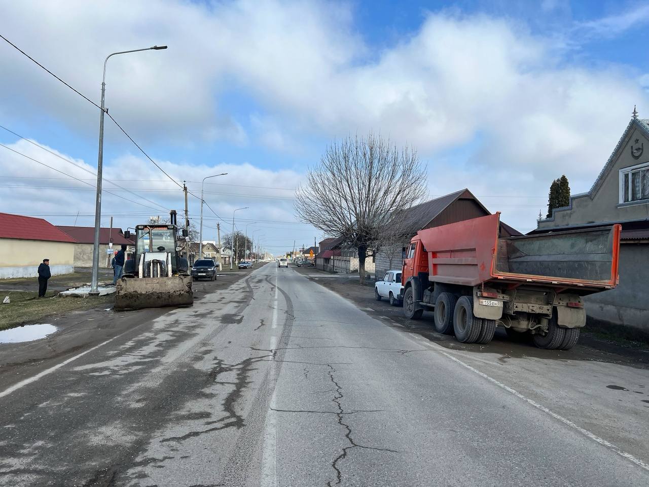 В рамках нацпроекта «Безопасные качественные дороги» активно ремонтируются улицы, ведущие к объектам спорта. В 2024 году по д...