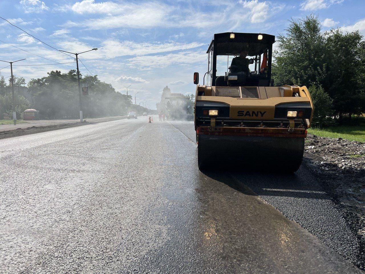 Программа дорожных работ этого года завершена в ДНР на 85%Дорожники Государственной компании «Автодор» уложили верхний слой а...