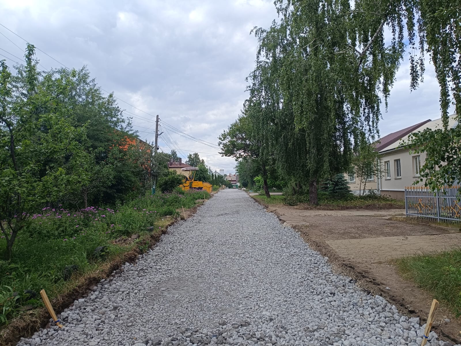 Значимая часть работ по сплошной замене покрытия на магистралях выполнена – на четырех остается устроить лишь верхний слой, а...