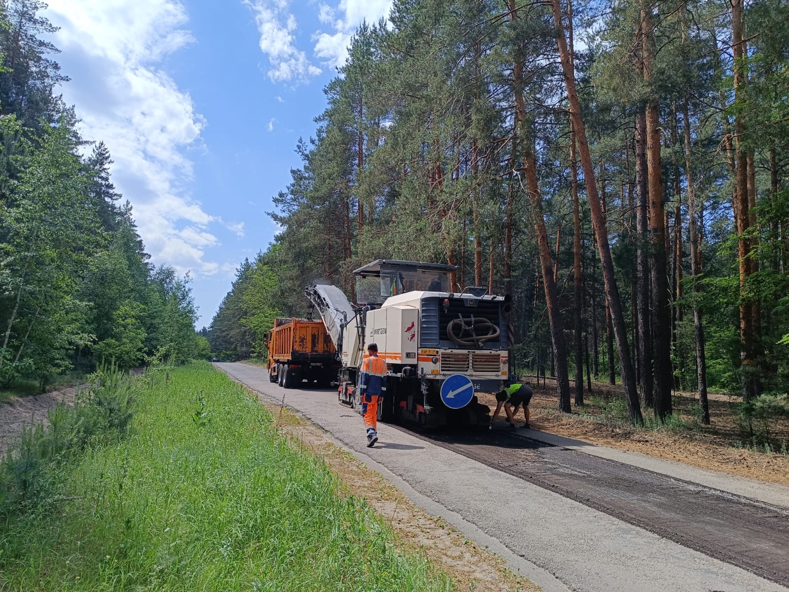 Значимая часть работ по сплошной замене покрытия на магистралях выполнена – на четырех остается устроить лишь верхний слой, а...