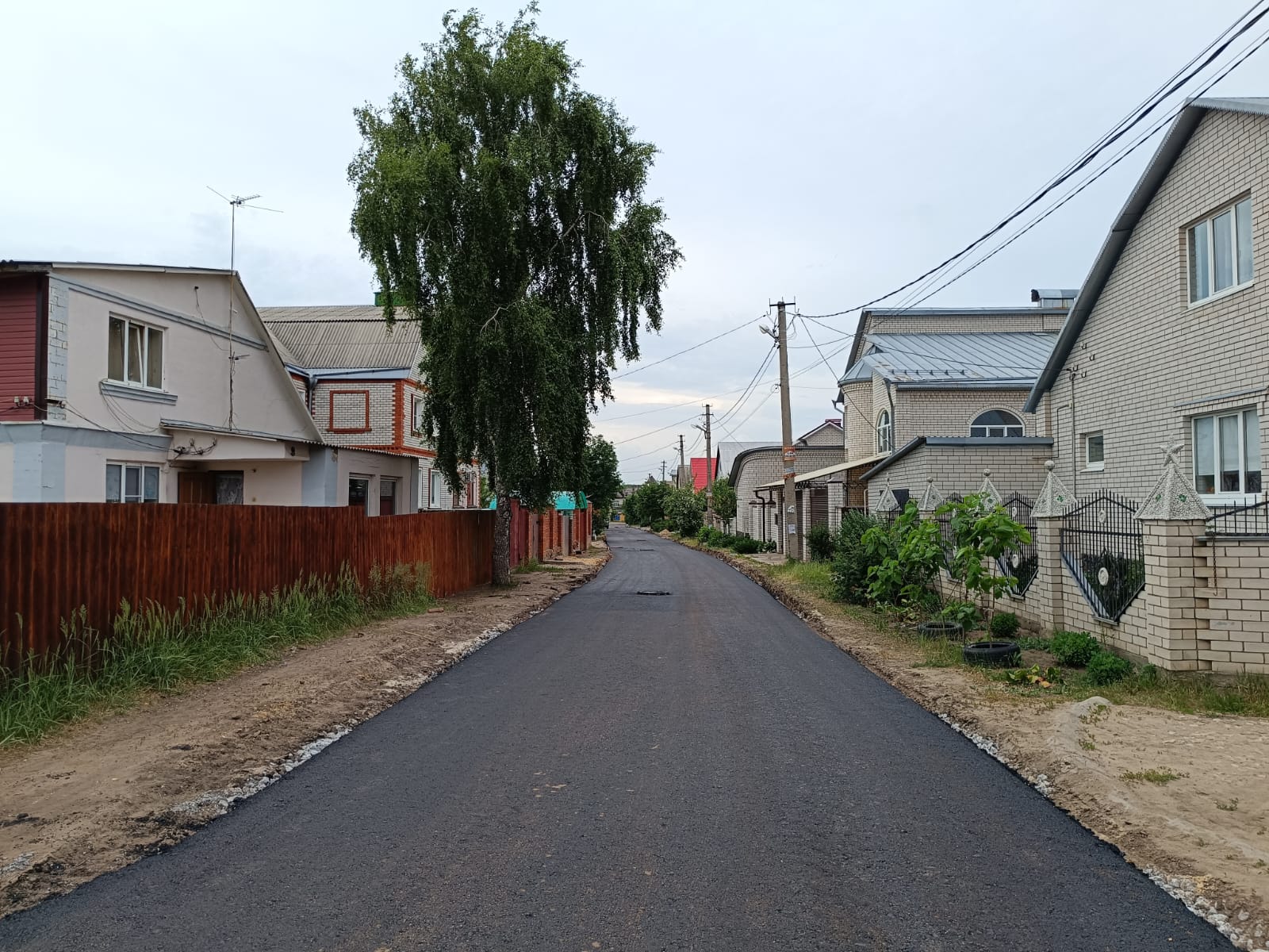 Значимая часть работ по сплошной замене покрытия на магистралях выполнена – на четырех остается устроить лишь верхний слой, а...