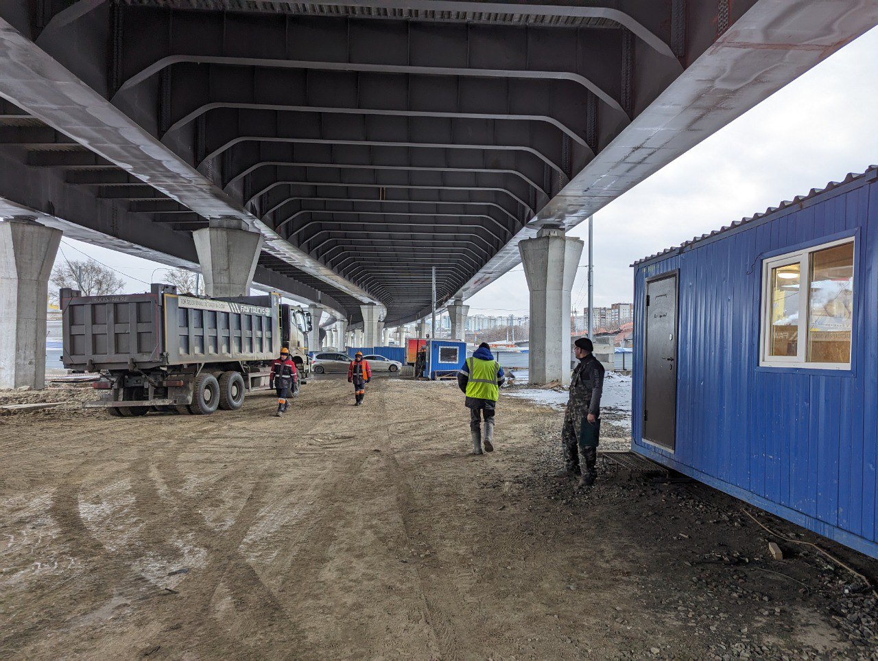 Минтранс совместно с ГКУ НСО «Мост» проверили численность работников, задействованных на стройке моста через реку Обь.Ранее в...