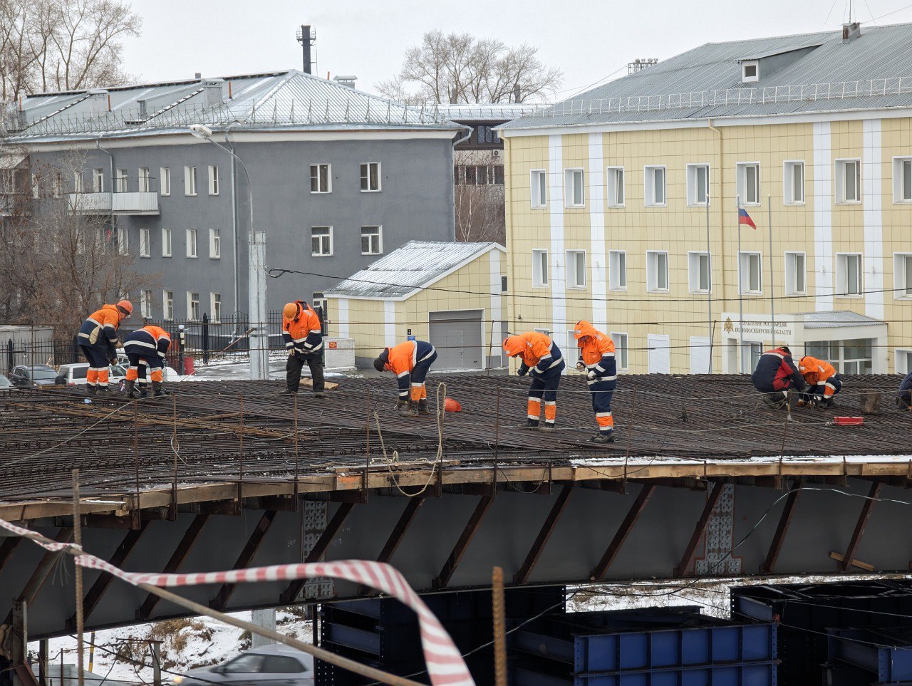 Минтранс совместно с ГКУ НСО «Мост» проверили численность работников, задействованных на стройке моста через реку Обь.Ранее в...