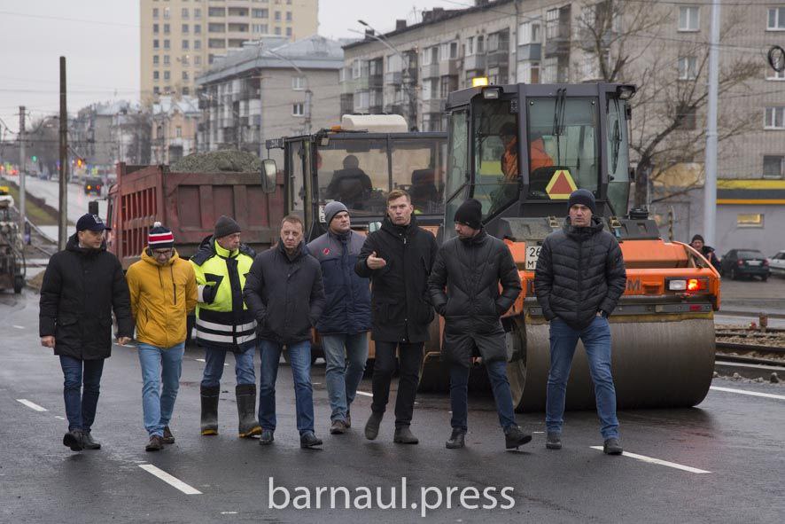 Глава города Вячеслав Франк провел выездное совещание на путепроводе по проспекту Ленина.Совместно с подрядчиком ООО "Барнаул...