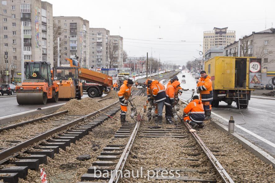 Глава города Вячеслав Франк провел выездное совещание на путепроводе по проспекту Ленина.Совместно с подрядчиком ООО "Барнаул...