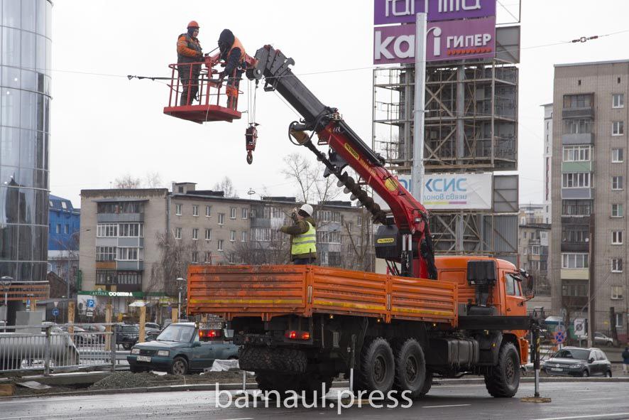 Глава города Вячеслав Франк провел выездное совещание на путепроводе по проспекту Ленина.Совместно с подрядчиком ООО "Барнаул...