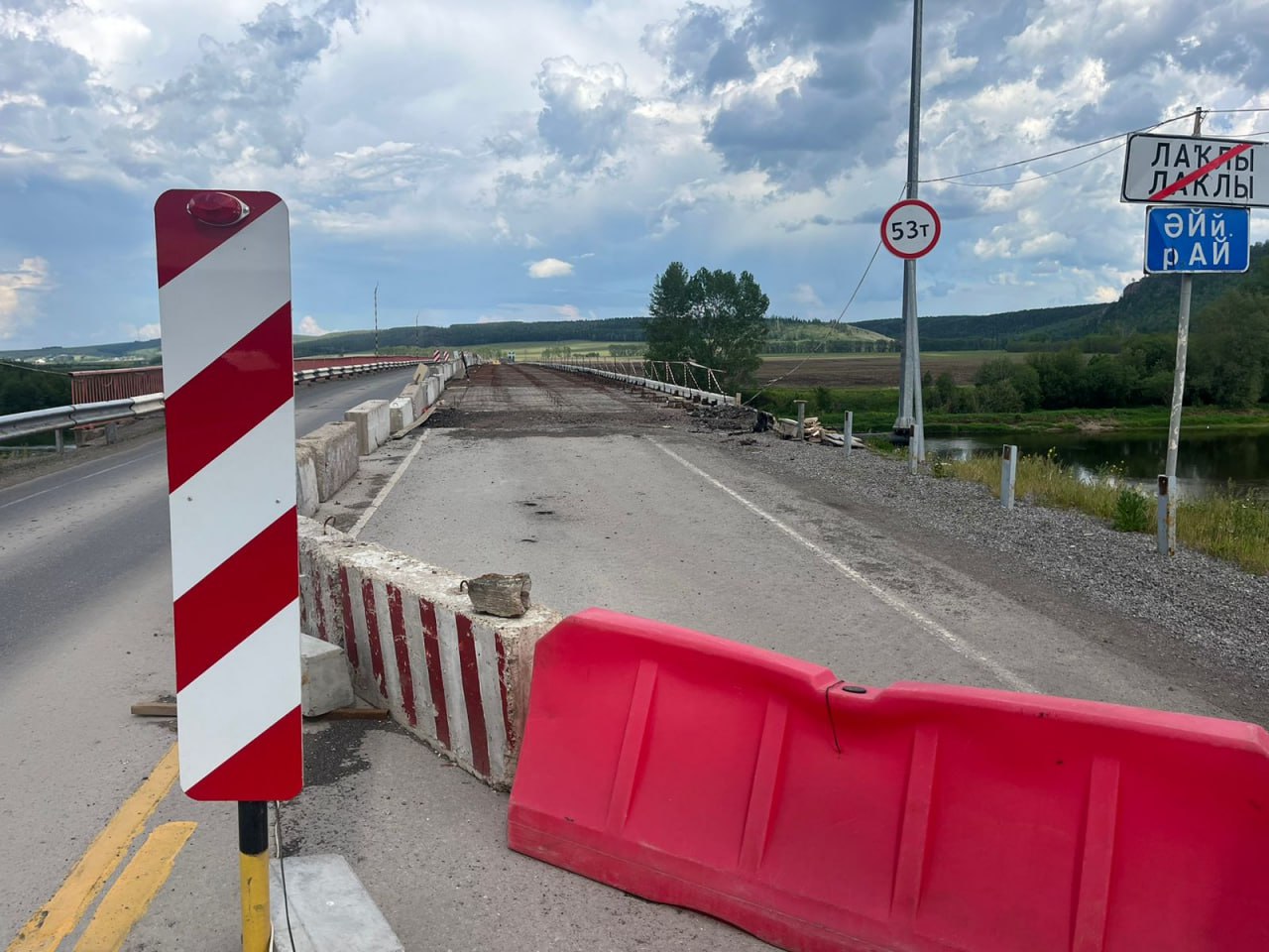 В Салаватском районе Башкортостана продолжается ремонт моста через реку Ай возле села Лаклы в рамках нацпроекта «Безопасные к...