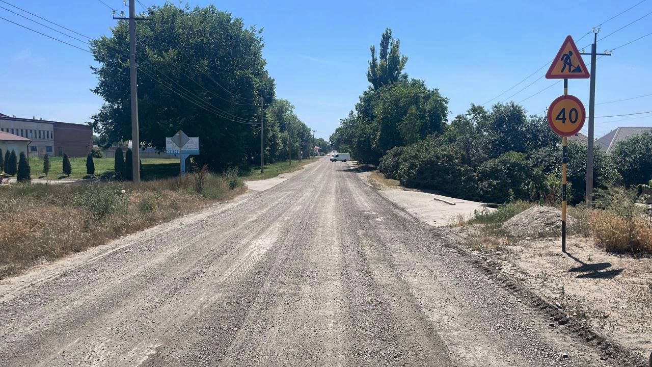 В рамках субсидий, предоставленных Минтрансом КБР из регионального дорожного фонда, в г.о. Прохладный ведутся работы по капит...