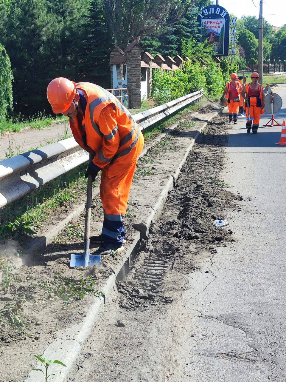 продолжаем ручную уборку по улице Петровского в Кировском районе и улице Артема в Киевском районепродолжаем текущий ремонт до...