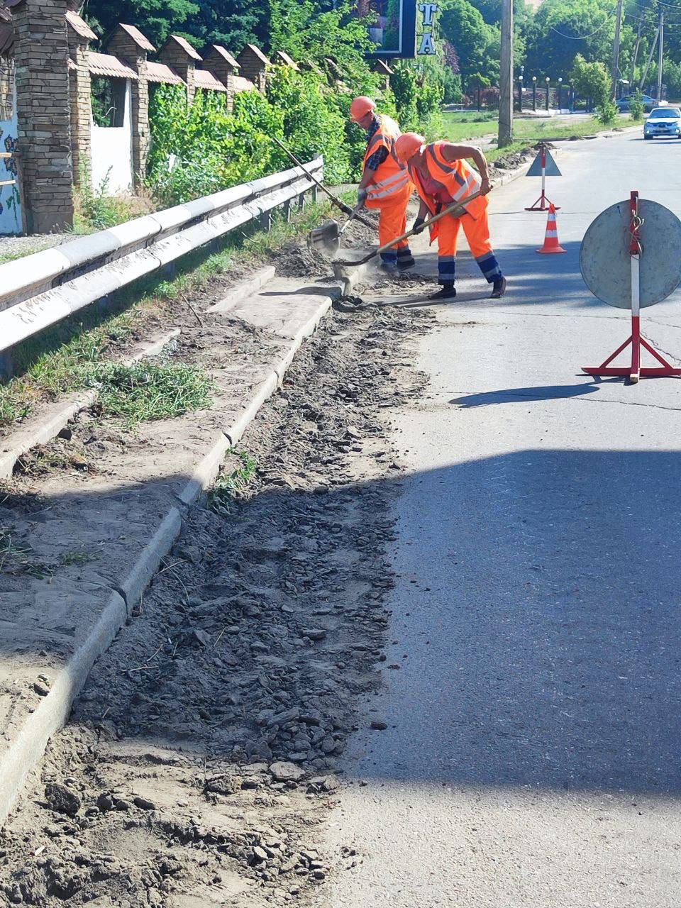 продолжаем ручную уборку по улице Петровского в Кировском районе и улице Артема в Киевском районепродолжаем текущий ремонт до...