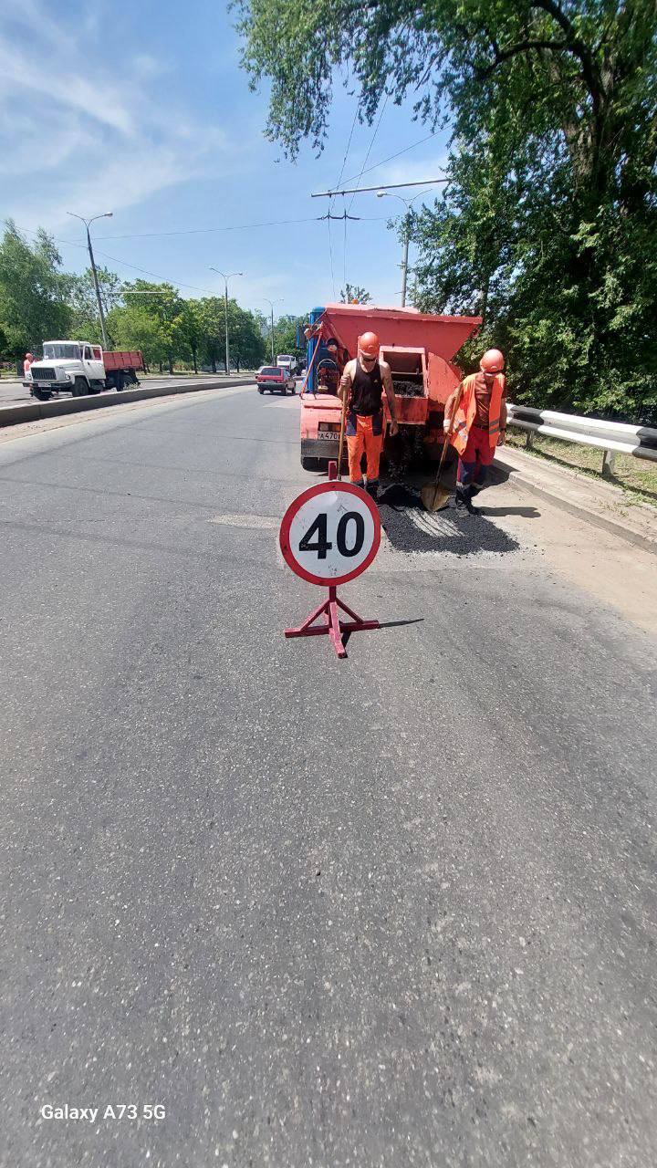 продолжаем ручную уборку по улице Петровского в Кировском районе и улице Артема в Киевском районепродолжаем текущий ремонт до...