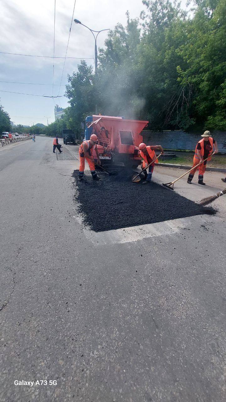 продолжаем ручную уборку по улице Петровского в Кировском районе и улице Артема в Киевском районепродолжаем текущий ремонт до...