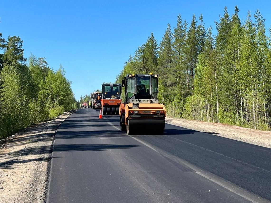 процесс ремонта дорожного покрытия на автодороге Умба-Кандалакша в рамках нацпроекта "Безопасные качественные дороги"