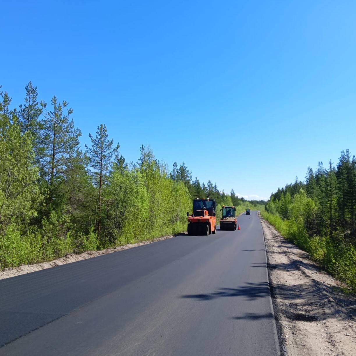 процесс ремонта дорожного покрытия на автодороге Умба-Кандалакша в рамках нацпроекта "Безопасные качественные дороги"