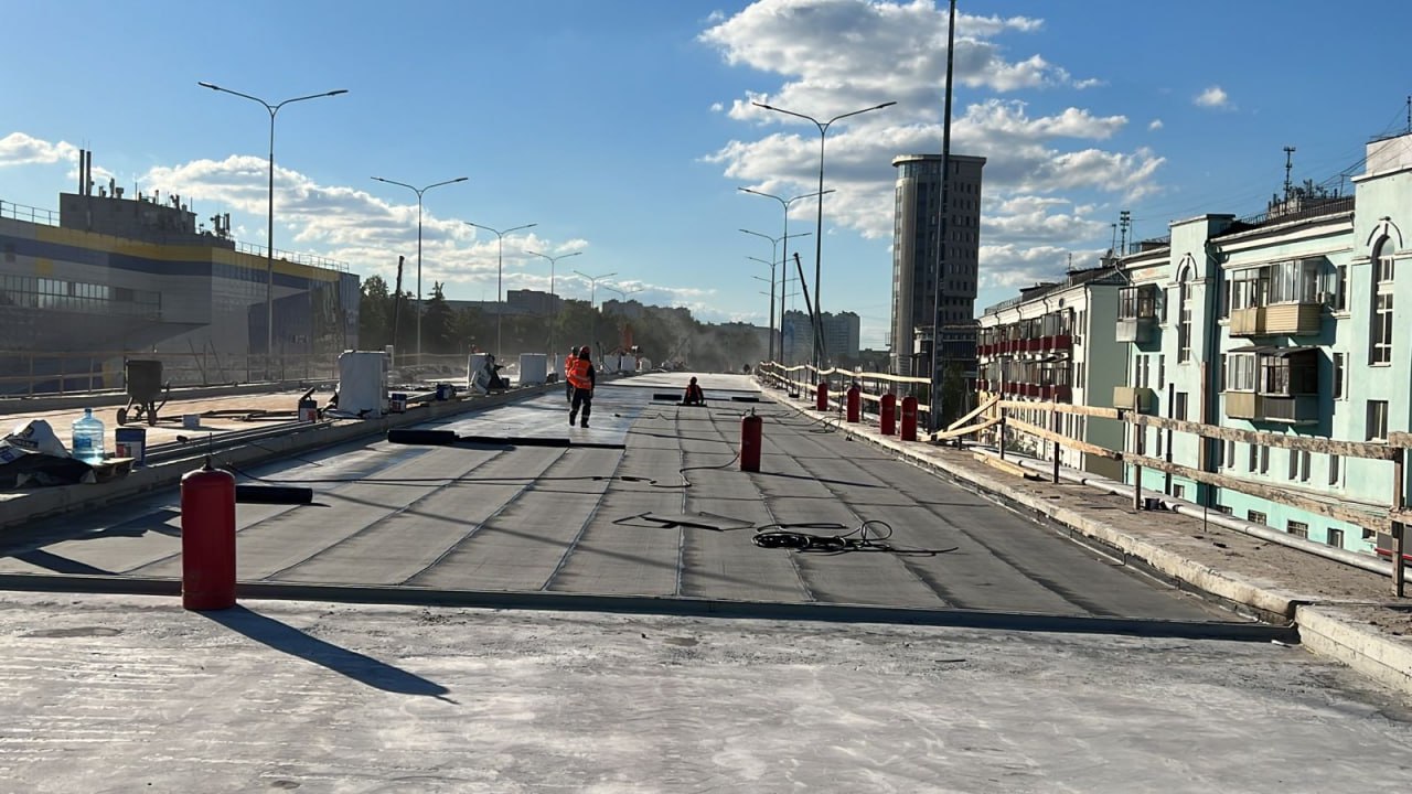 На Октябрьском проспекте в Люберцах приступили к устройству гидроизоляции на пролетном строении строящегося путепровода. Рабо...