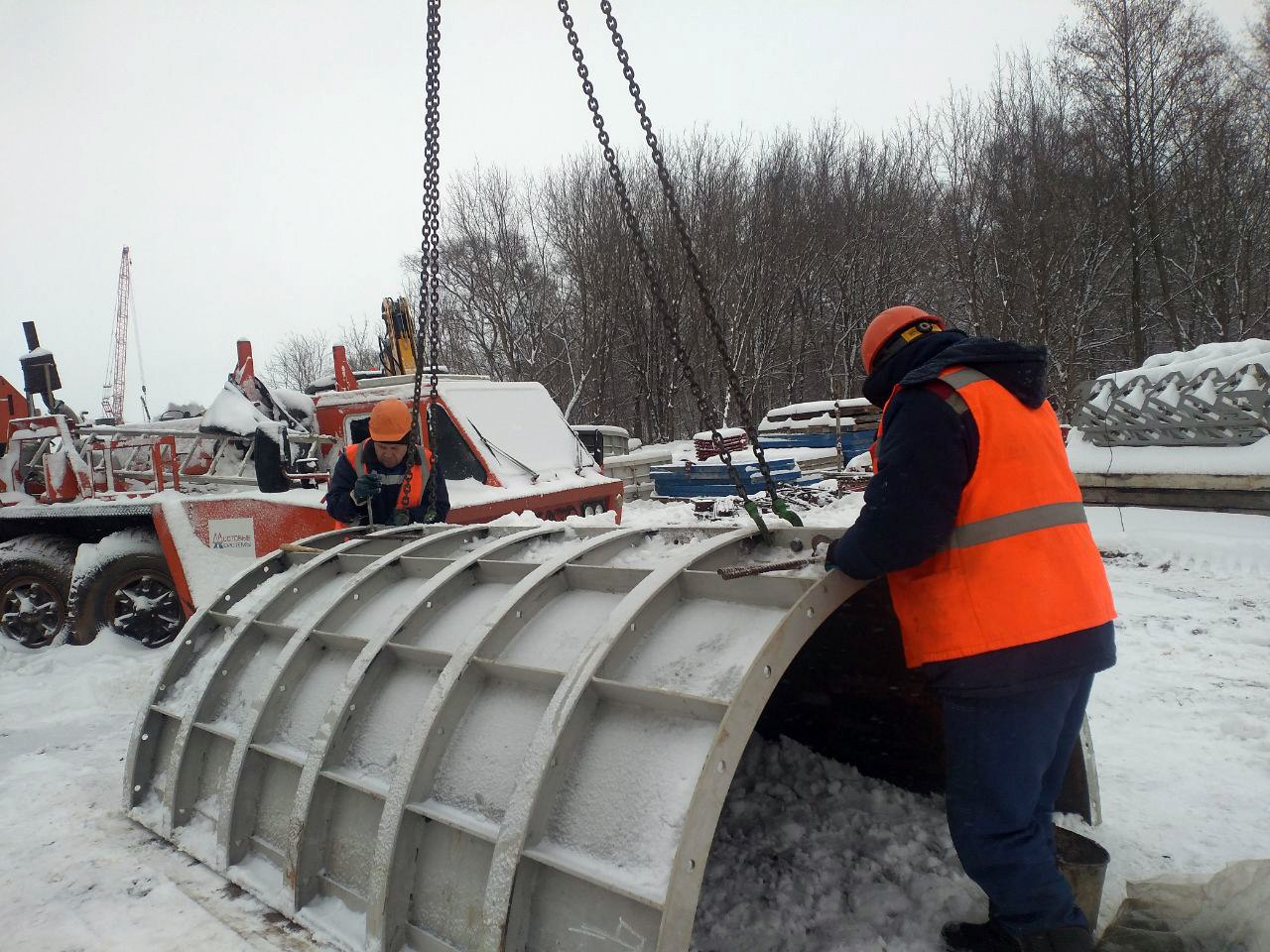 Весь ноябрь ООО «Мостовые системы» продолжали активно работать на строительстве моста через р. Ик в Мензелинском районе Татар...