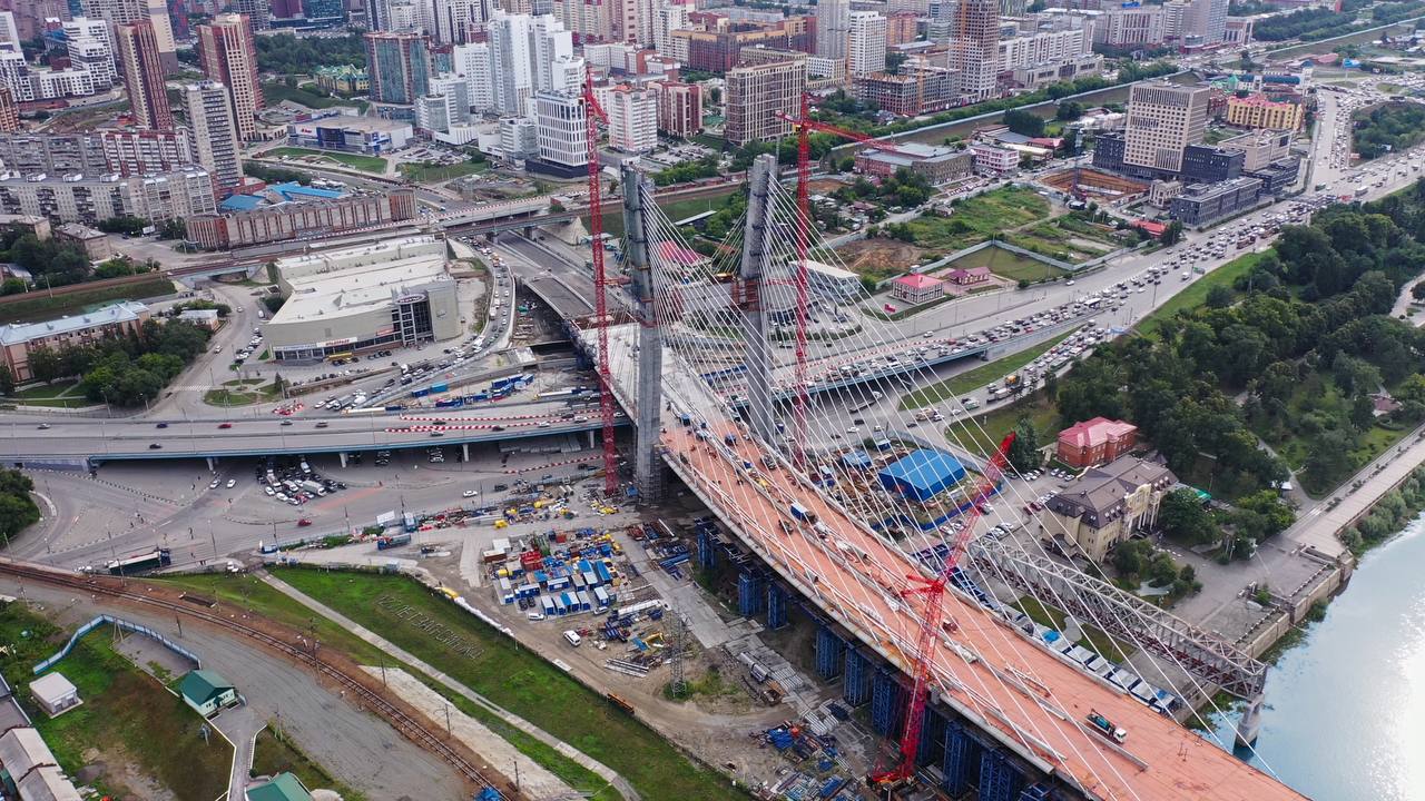 Предпоследняя пара вант смонтирована на мосту через Обь в Новосибирске