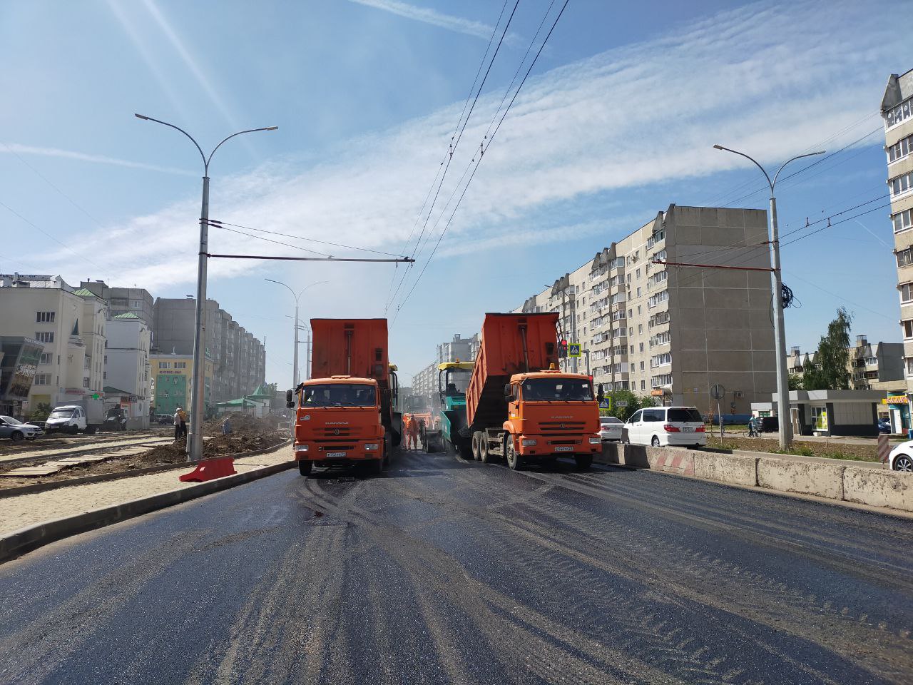 Сегодня на левой стороне улицы Гражданской стартовали работы по устройству финишного слоя асфальта. Верхний слой покрытия из...