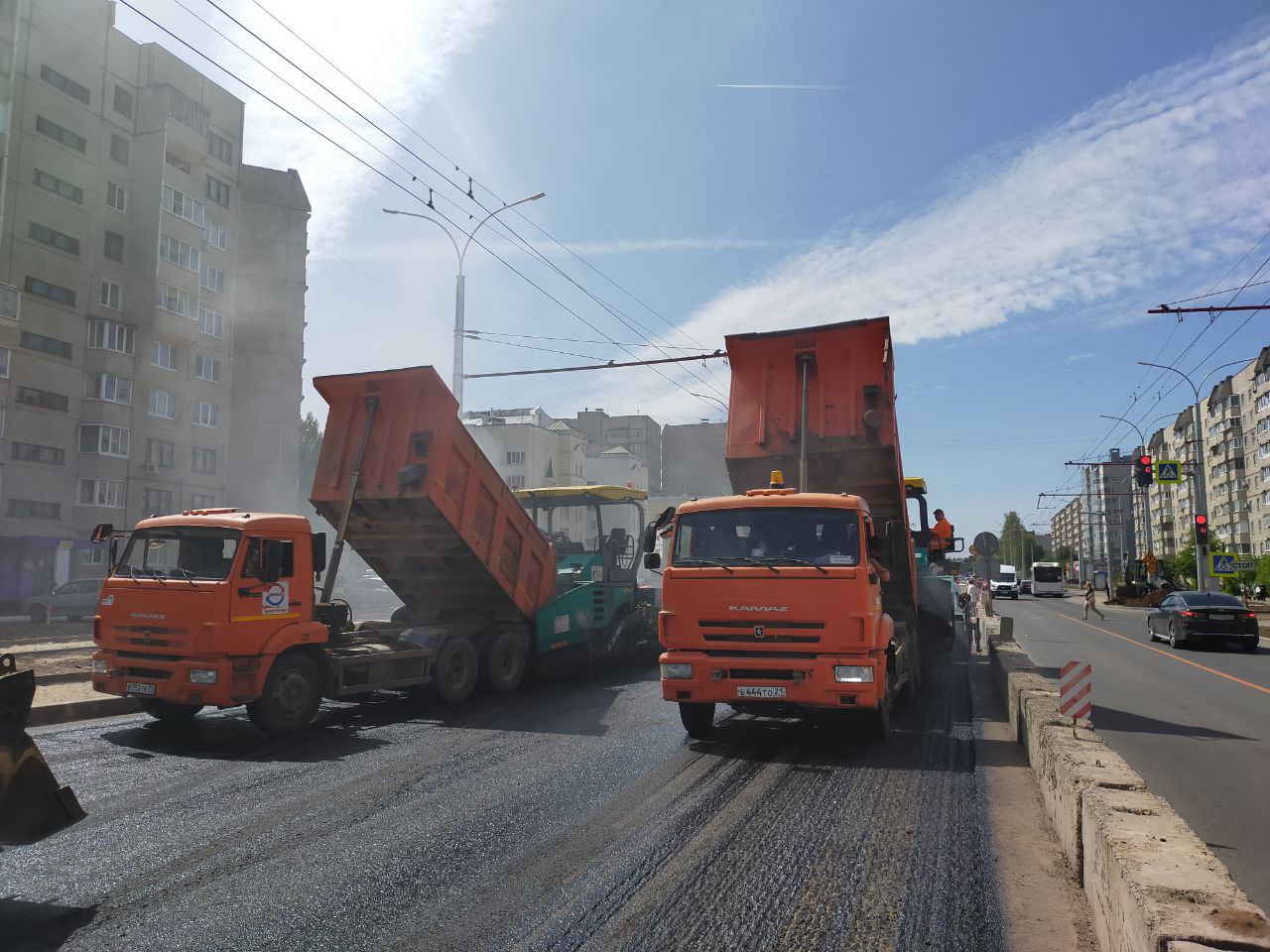 Сегодня на левой стороне улицы Гражданской стартовали работы по устройству финишного слоя асфальта. Верхний слой покрытия из...