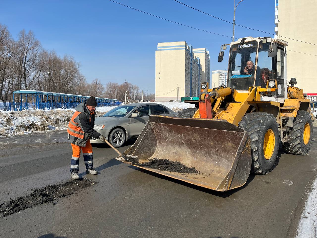 В Самаре на улице Осетинской и других участках продолжается поддерживающий ремонт проезжей части дорог местного значения Авар...