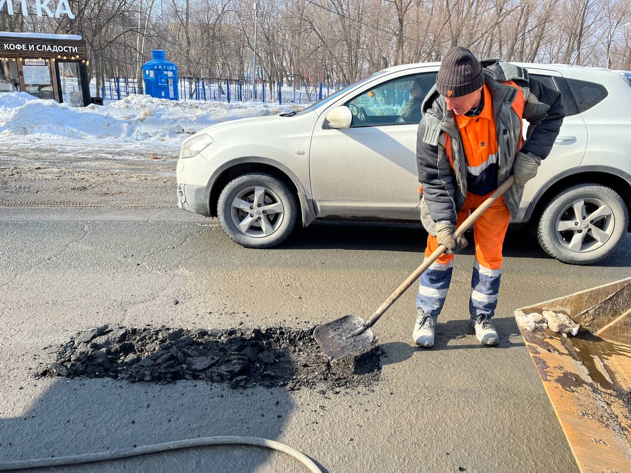 В Самаре на улице Осетинской и других участках продолжается поддерживающий ремонт проезжей части дорог местного значения Авар...