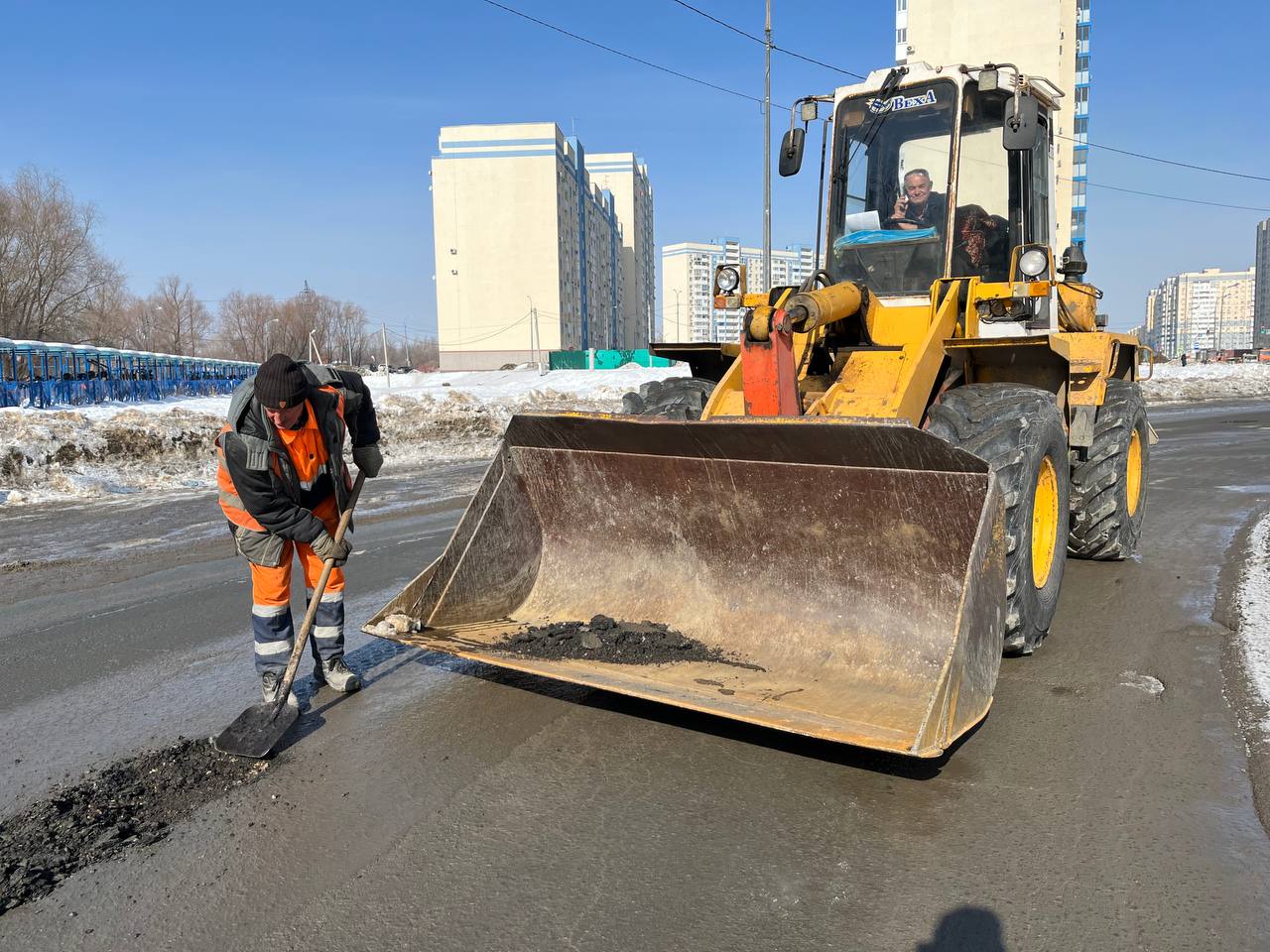 В Самаре на улице Осетинской и других участках продолжается поддерживающий ремонт проезжей части дорог местного значения Авар...