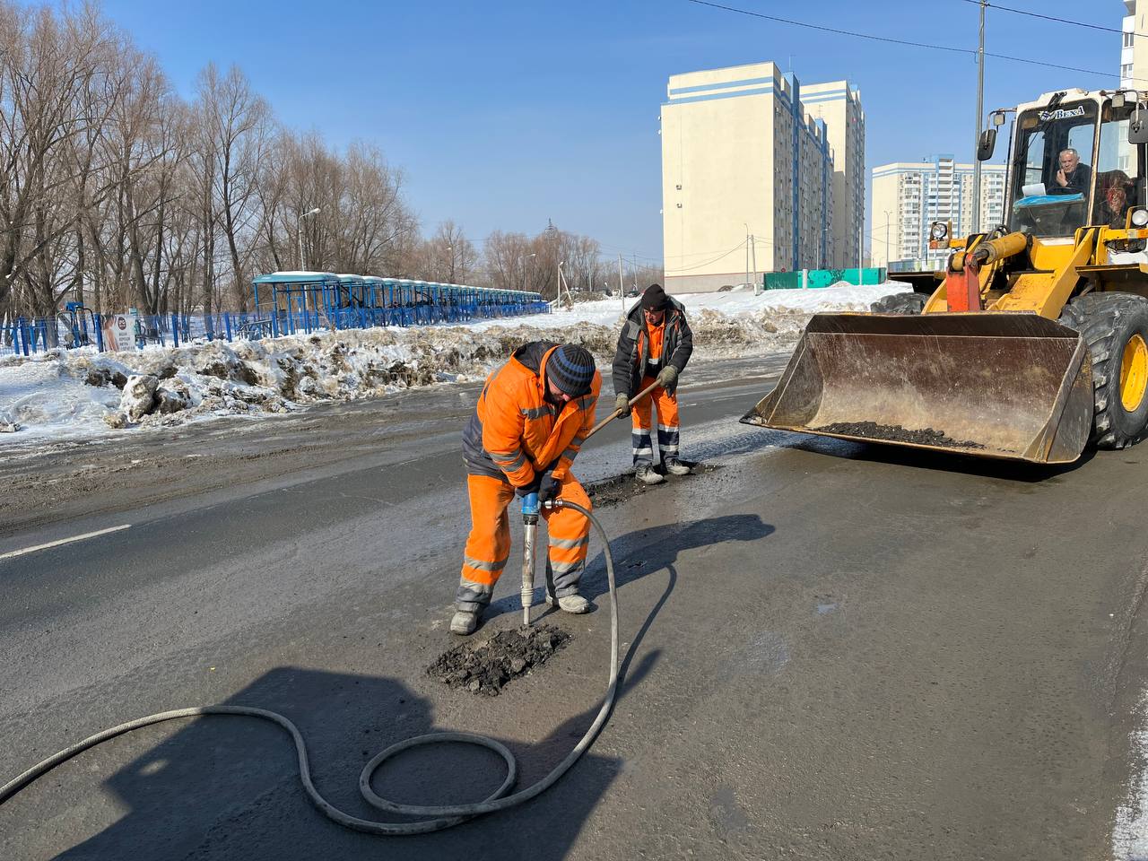 В Самаре на улице Осетинской и других участках продолжается поддерживающий ремонт проезжей части дорог местного значения Авар...