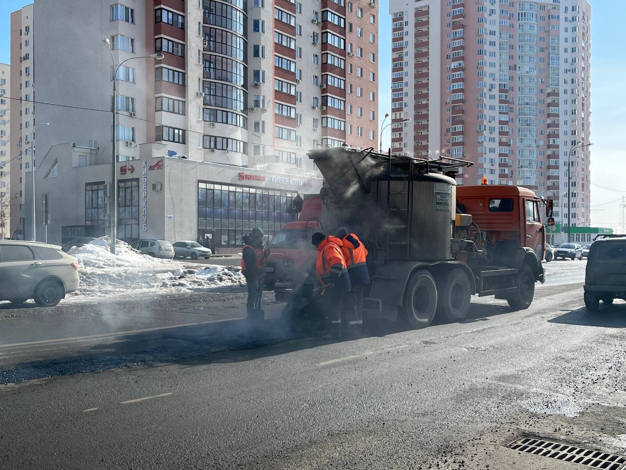 В Самаре на улице Осетинской и других участках продолжается поддерживающий ремонт проезжей части дорог местного значения Авар...