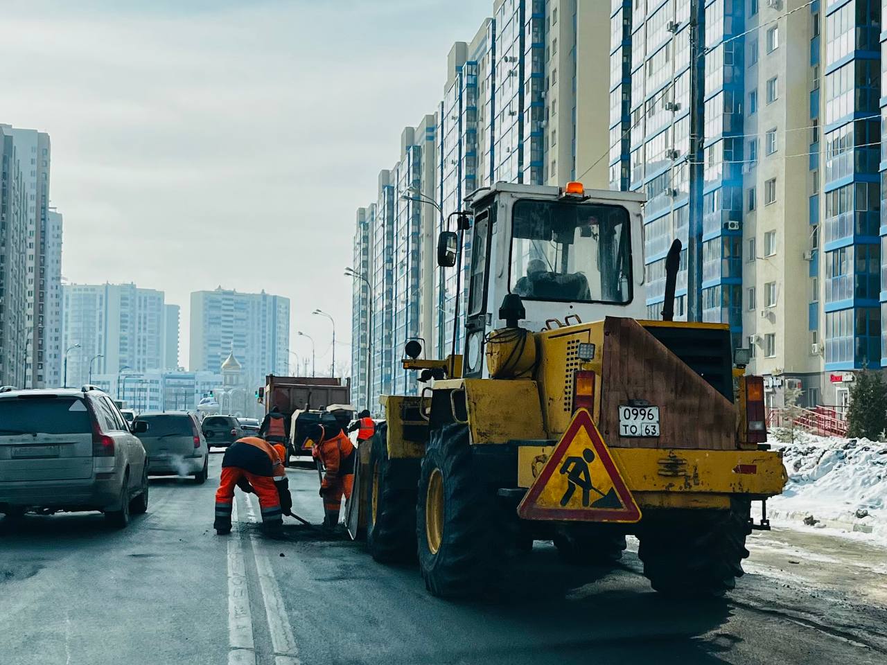 В Самаре на улице Осетинской и других участках продолжается поддерживающий ремонт проезжей части дорог местного значения Авар...