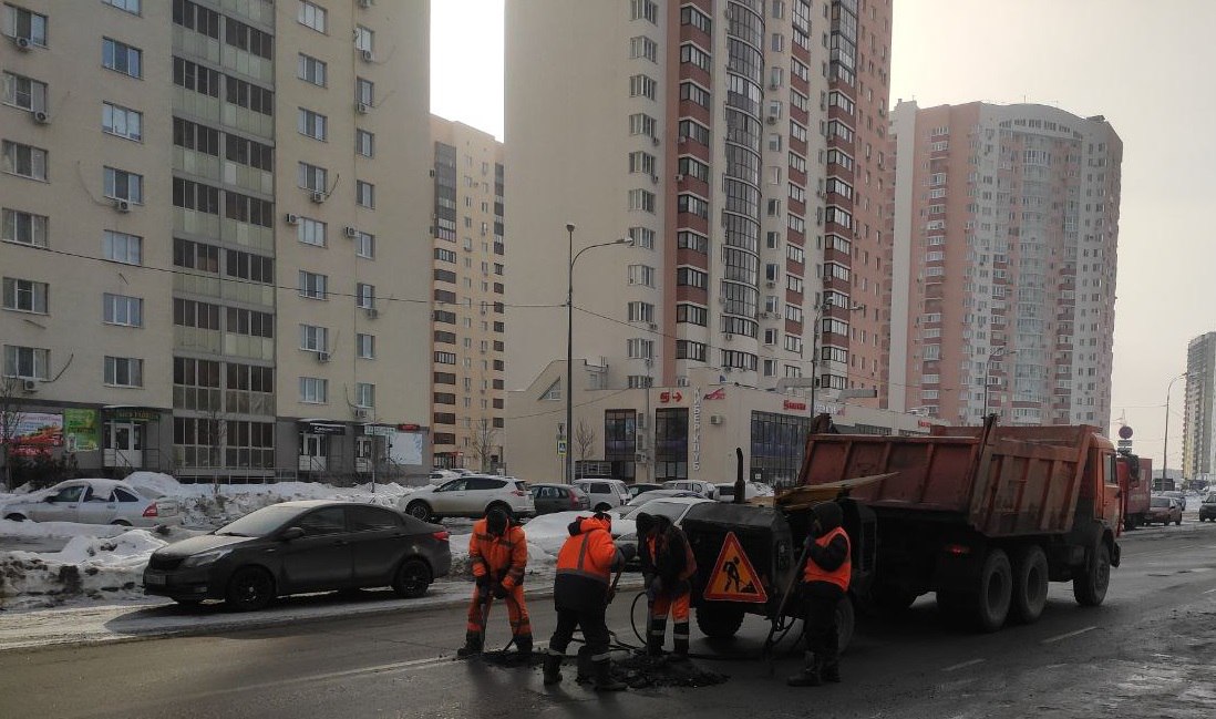 В Самаре на улице Осетинской и других участках продолжается поддерживающий ремонт проезжей части дорог местного значения Авар...