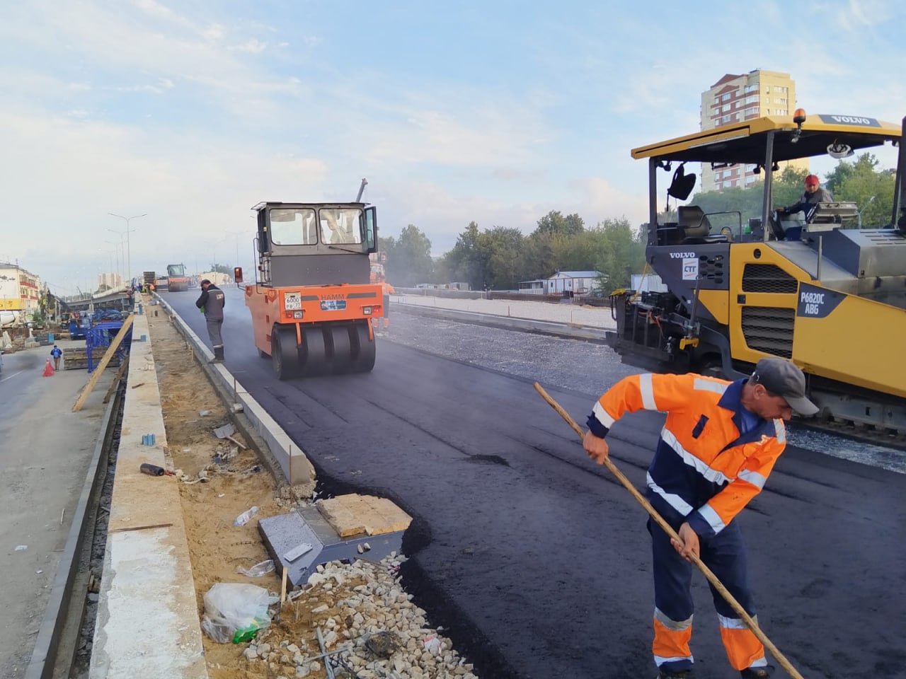 В Апрелевке продолжается строительство путепровода через железную дорогу Киевского направления МЖД, которое направлено на раз...