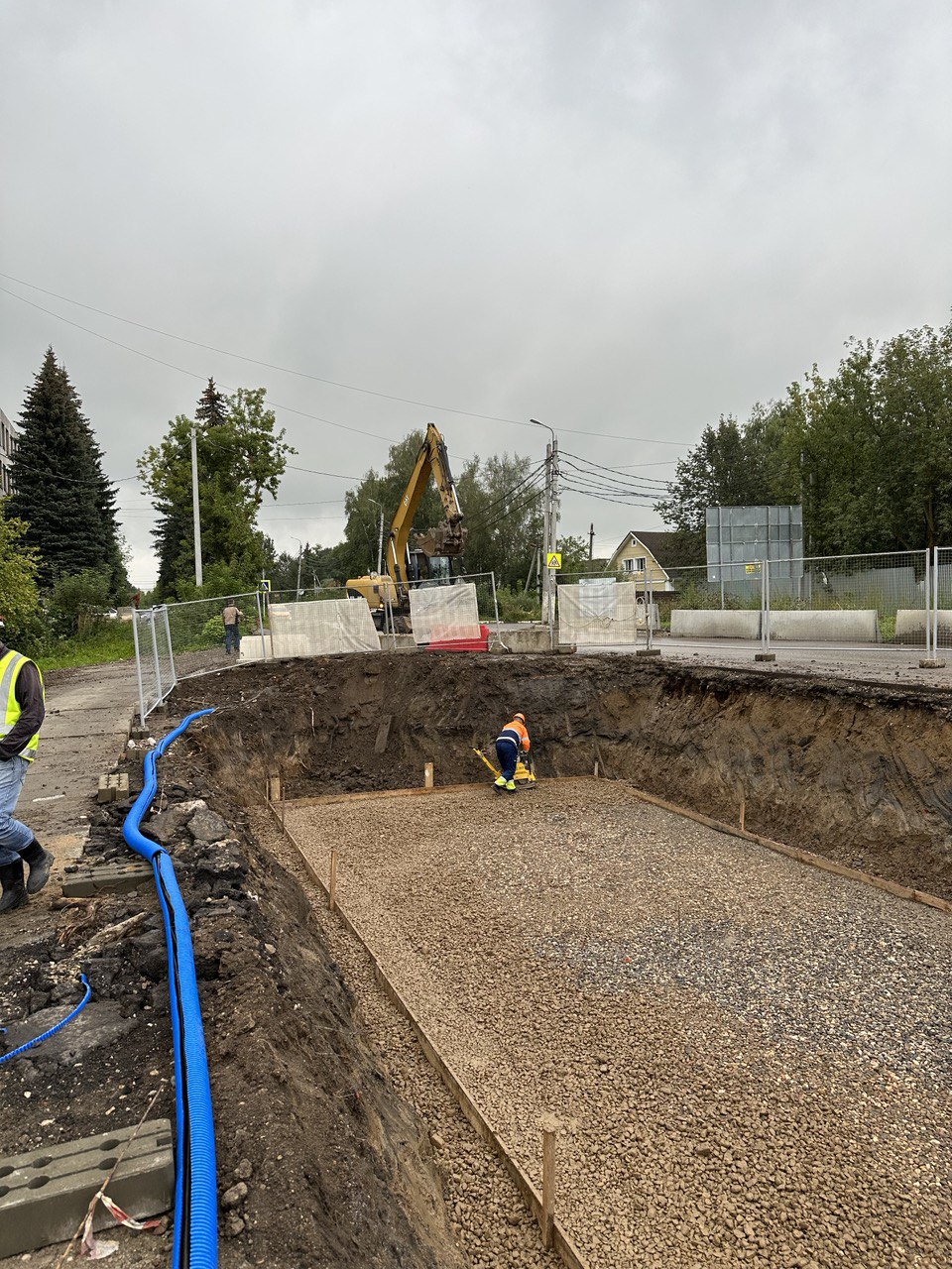 В Апрелевке продолжается строительство путепровода через железную дорогу Киевского направления МЖД, которое направлено на раз...