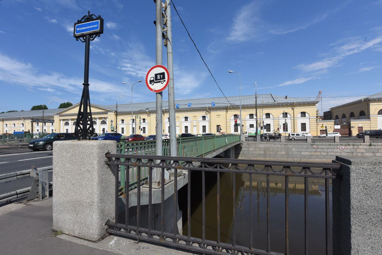 Начинается ремонт асфальтобетонного покрытия на Митрофаньевском мосту через Обводный канал, расположенном в Адмиралтейском ра...