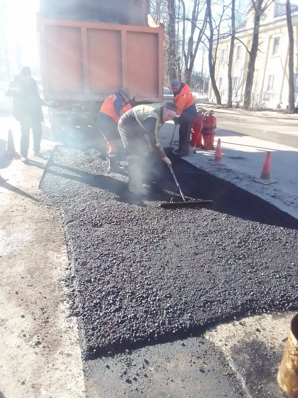 По всем районам в конце февраля стартовали работы по устранению ямочности.Погода содействует: сухо, без осадков, днём плюсова...