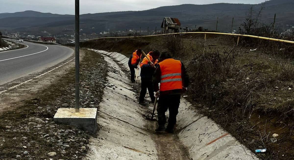 Дорожники продолжают плановые работы по благоустройству дорогСпециалисты Шамильского филиала АО "РСУ" выполнили демонтаж-монт...