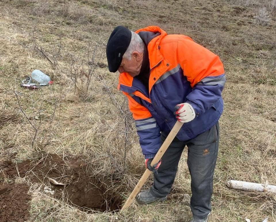 Дорожники продолжают плановые работы по благоустройству дорогСпециалисты Шамильского филиала АО "РСУ" выполнили демонтаж-монт...