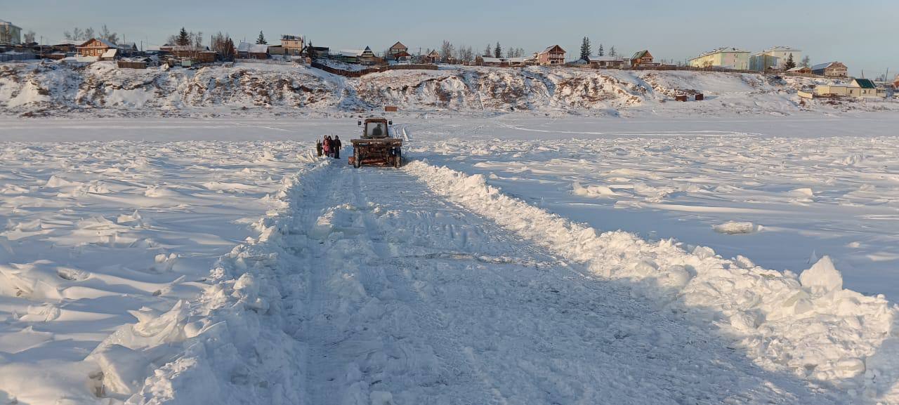 В Хангаласском улусе официально открылась первая ледовая переправа, соединяющая город Покровск с заречными наслегамиНынче пер...