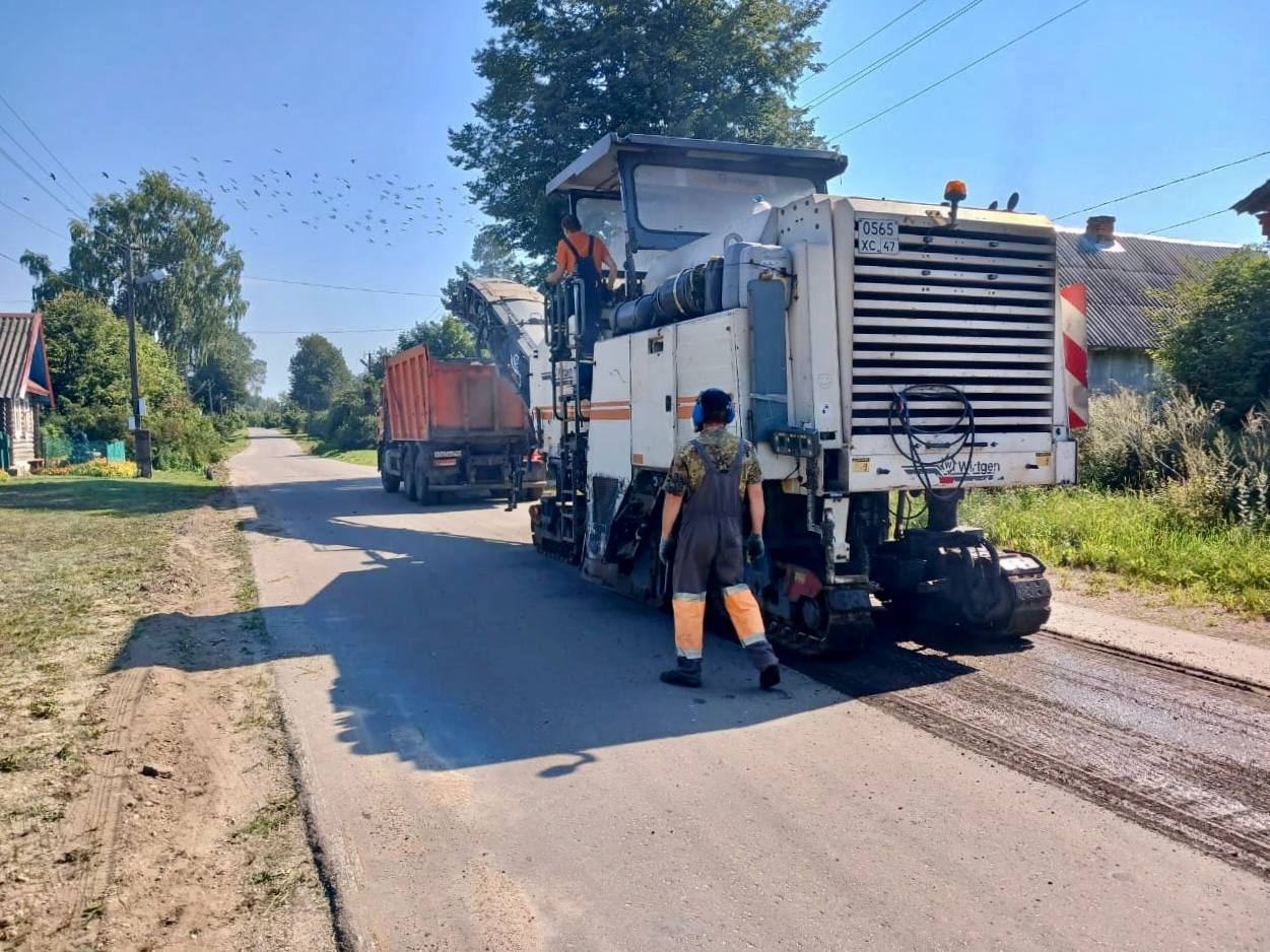  Дорожная техника работает на региональной дороге Сольцы – Малое ЗаборовьеВ Солецком округе подрядная организация приступила...