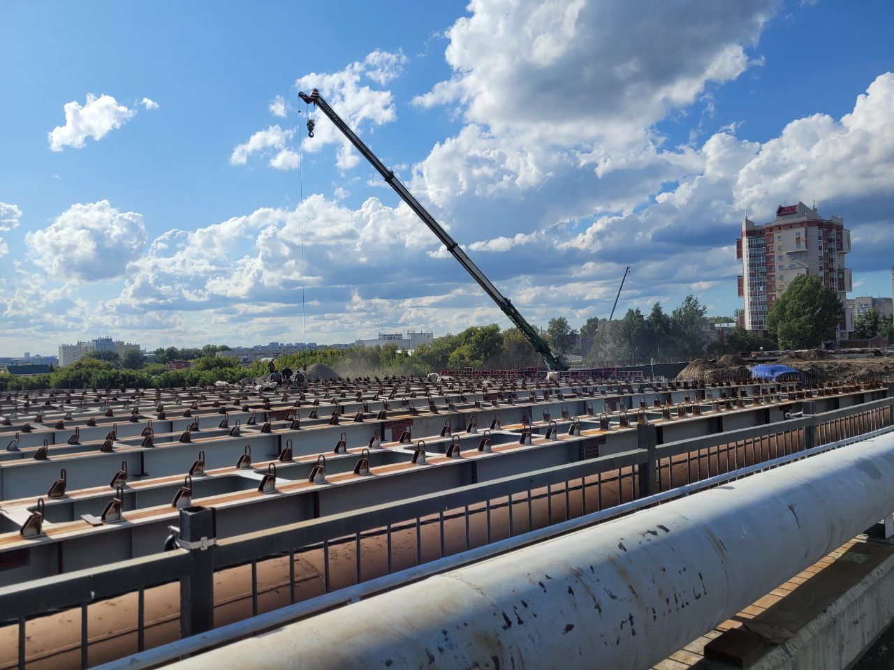 На мосту по проспекту Ленина монтируют оставшийся пролетГлава города Вячеслав Франк провел совещание по вопросу реализации ме...