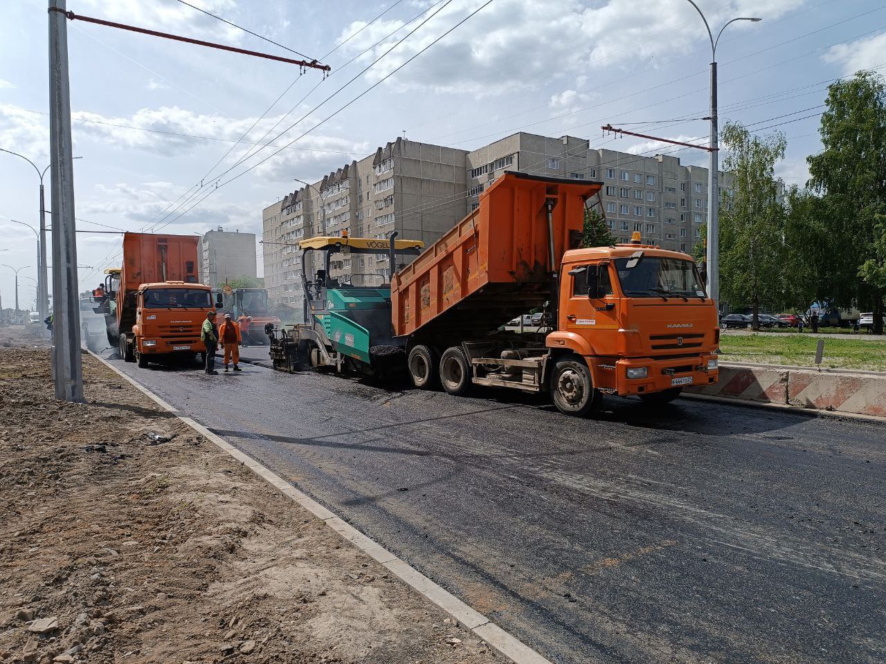 Укладка финишного слоя асфальтобетона на улице Гражданской продолжается хорошими темпами. За текущую неделю дорожные строител...