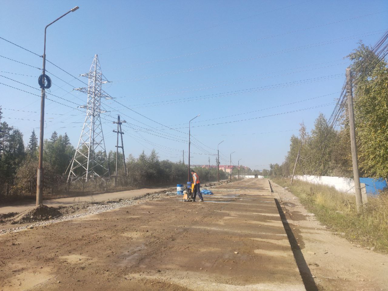 В городе Олекминске капитальный ремонт центральной улицы по нацпроекту «Безопасные качественные дороги» идет с опережением. Д...