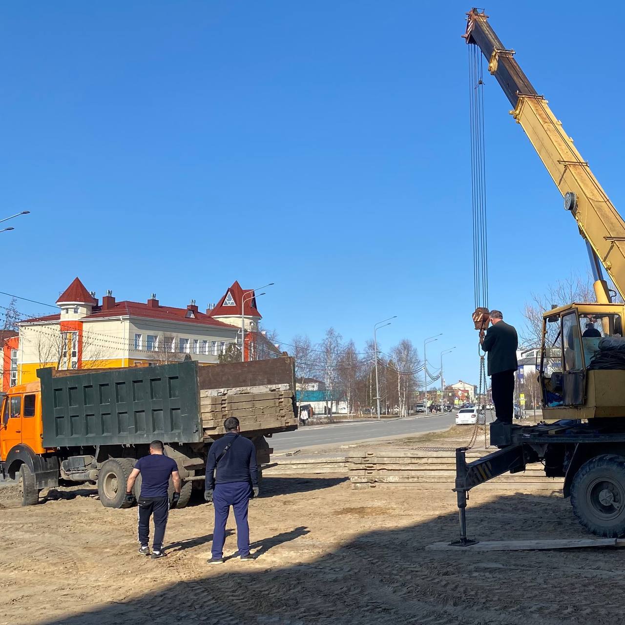 В Тарко -Сале начались масштабные дорожные работы⠀На ул. Мезенцева идет срезка слоя старого асфальта. После приступят к уклад...