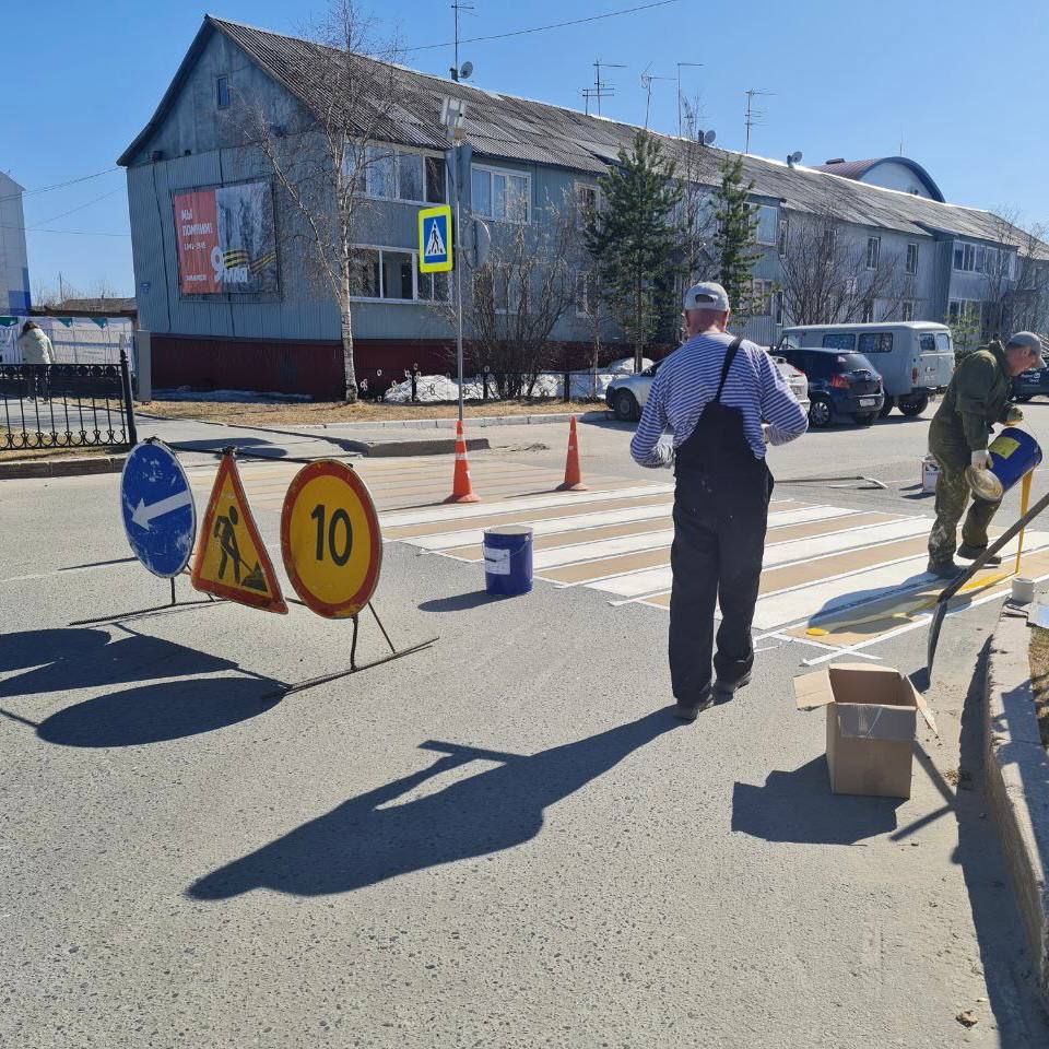 В Тарко -Сале начались масштабные дорожные работы⠀На ул. Мезенцева идет срезка слоя старого асфальта. После приступят к уклад...